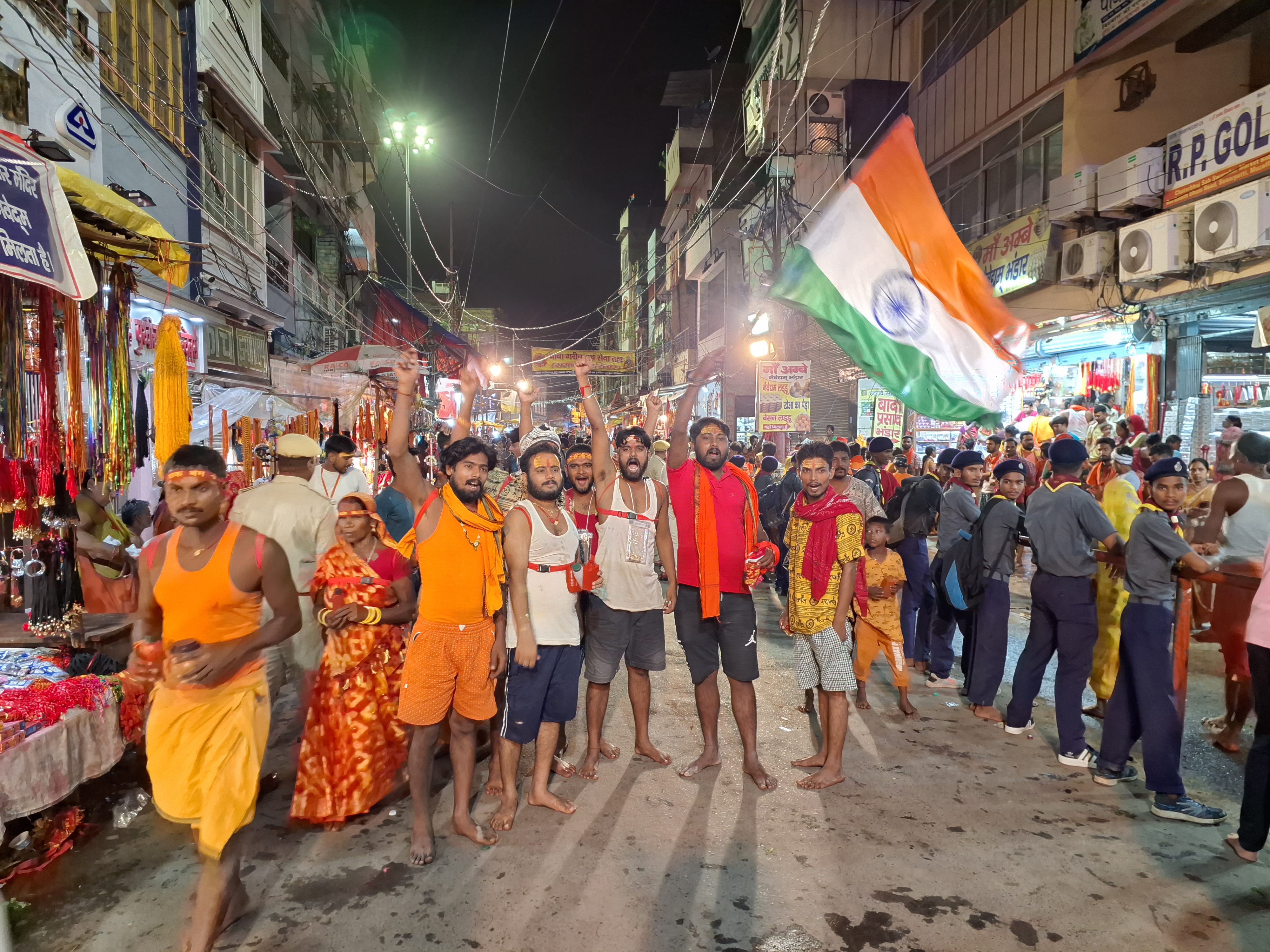 बाबा का जयकारा लगाते कावरिया