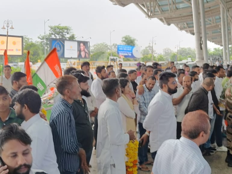 युवा कांग्रेस के राष्ट्रीय अध्यक्ष श्रीनिवास बी.वी. के स्वागत में इंदौर एयरपोर्ट पर पहुंचे कार्यकर्ता।