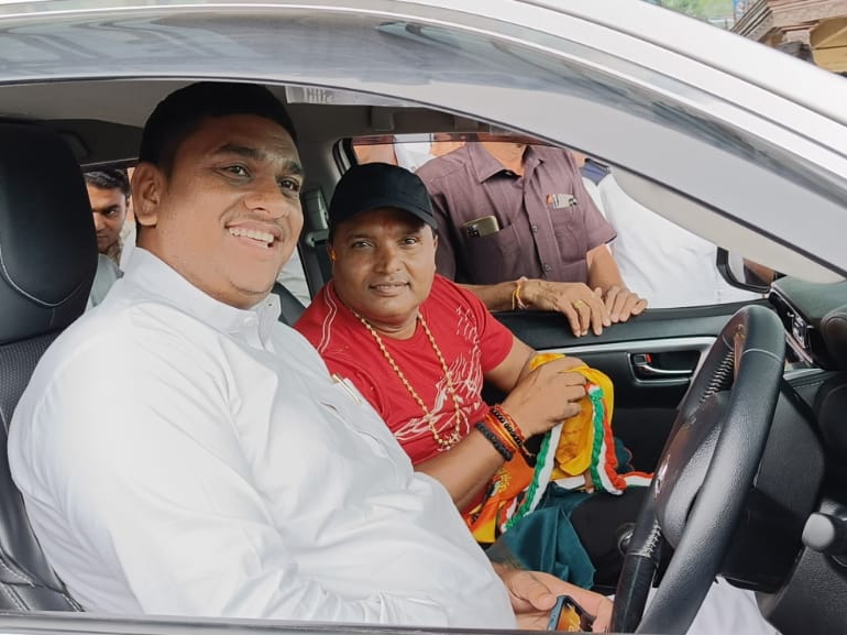 कार में दौलत पटेल और श्रीनिवास बी.वी.