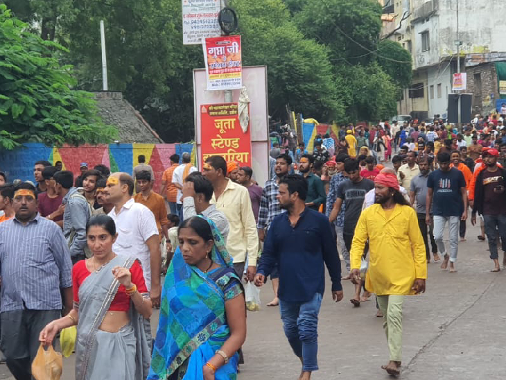 महाकाल के दर्शन के लिए भक्तों की भीड़ लगातार बढ़ रही है।