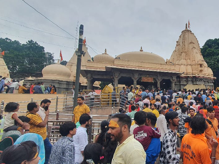 महाकालेश्वर मंदिर भगवान शिव के जयकारों से गूंज रहा है।