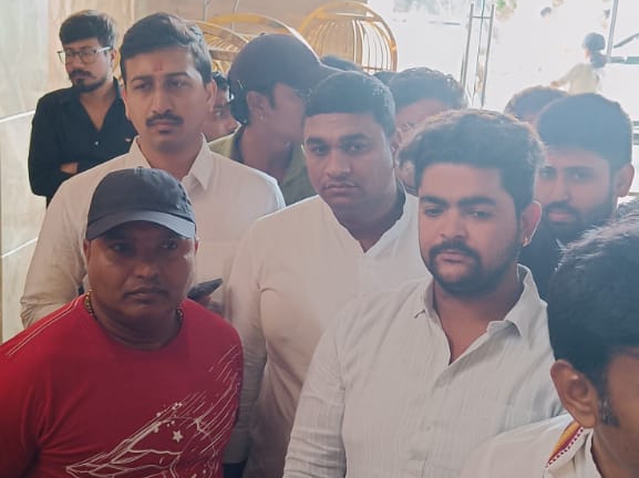 श्रीनिवास बी.वी. के साथ कार्यकर्ता।