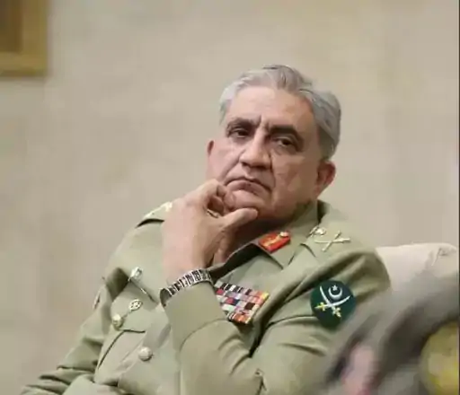 इमरान जब PM थे तब जनरल बाजवा आर्मी चीफ थे। बाजवा ने इमरान खान से कहा था कि वो सीक्रेट लेटर का मुद्दा पब्लिक प्लेटफॉर्म पर न उठाएं। खान नहीं माने।