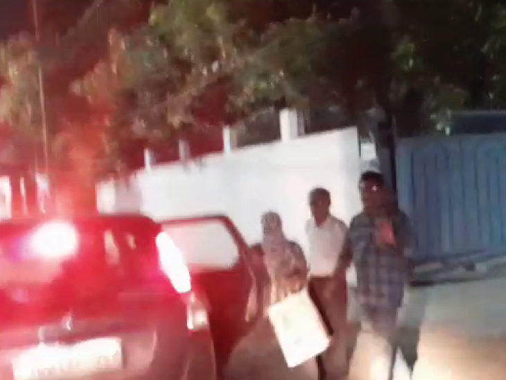 पुलिस ने आरोपी मां, बच्ची के आरोपी पति समेत 4 लोगों को गिरफ्तार किया है।