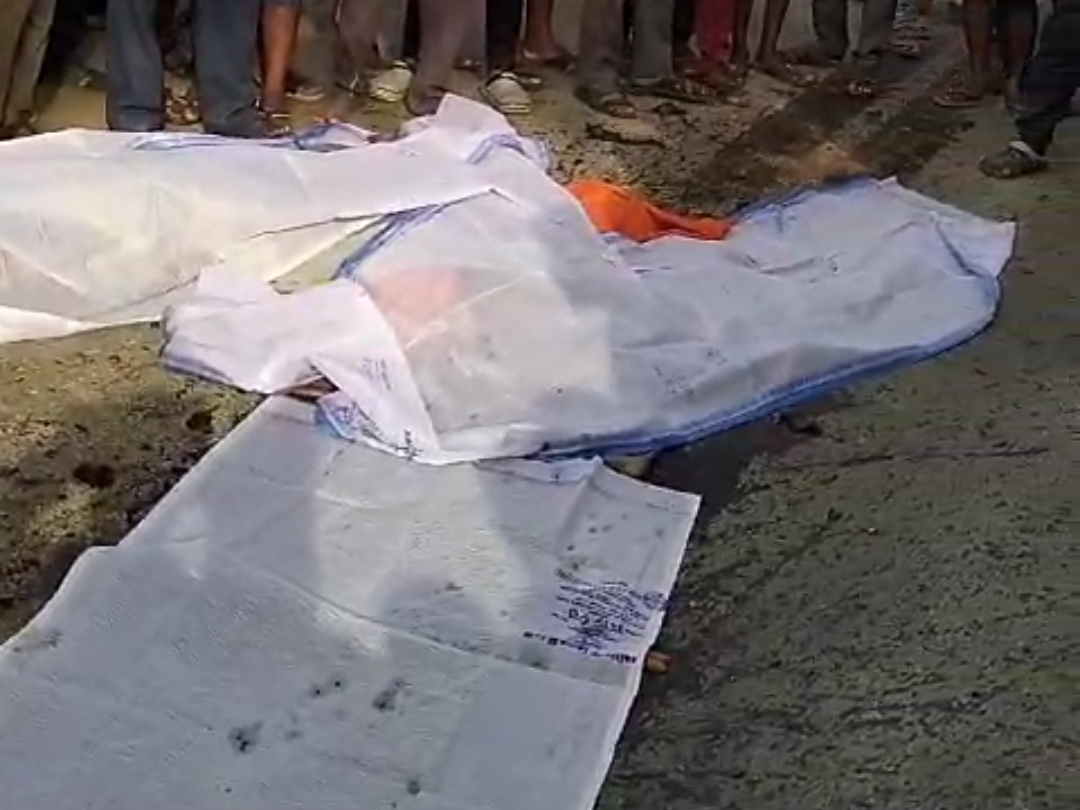 मौके पर पहुंची पुलिस ने मां-बेटे के शव को पोस्टमॉर्टम के लिए भिजवाया।