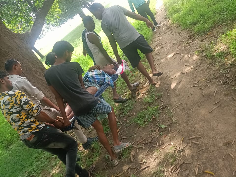 घायल व्यक्ति को जिला अस्पताल कवर्धा ले जाया गया, जहां उसने इलाज के दौरान दम तोड़ दिया।