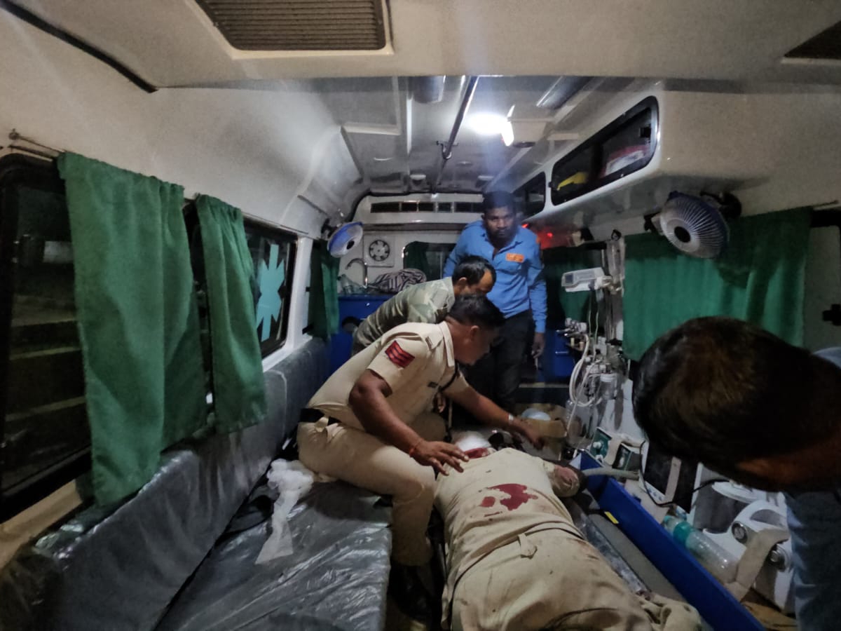 पुलिसकर्मियों को गंभीर हालत में अंबिकापुर रेफर किया गया।