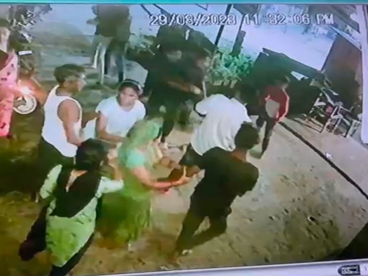 दोस्तों में आपसी बहस के बाद जमकर मारपीट हुई।