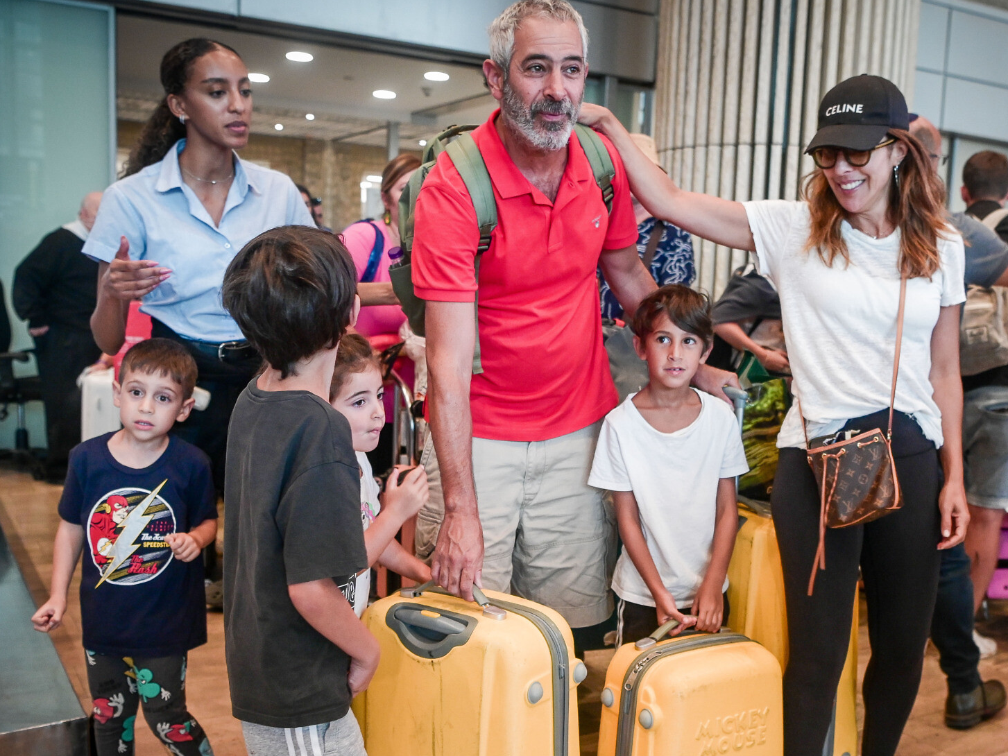 सोमवार रात सऊदी अरब के जेद्दाह एयरपोर्ट पर फ्लाइट की लैंडिंग के बाद कुछ इजराइली नागरिक।