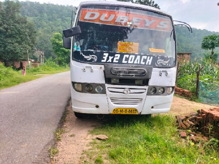 पुलिस ने बस को जब्त कर लिया है।