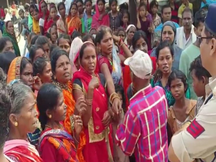 गुरुवार सुबह ग्रामीणों ने अभनपुर-देवभोग नेशनल हाईवे-130 (सी) जाम कर दिया।