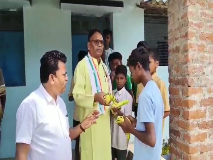जनप्रतिनिधि ने हॉस्टल पहुंचकर बच्चों को फल दिया। बच्चों ने बताया कि वे 2 दिनों से भूखे हैं।
