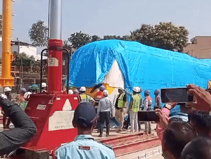 मेट्रो कोच के फ्रंट का कुछ हिस्सा हटाया गया है। हालांकि इसे पूजा के बाद फिर से कवर दिया जाएगा।