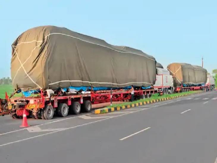 बुधवार शाम को मेट्रो ट्रेन के तीन कोच इंदौरे चालीस किमी दूर को झलारिया के पास खड़े रहे। देर रात शहर में एंट्री शुरू होने पर उन्हें गांधी नगर स्टेशन तक लाया गया।