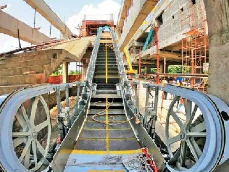पांचवे स्टेशन पर तैयार हो रहा एस्केलेटर।