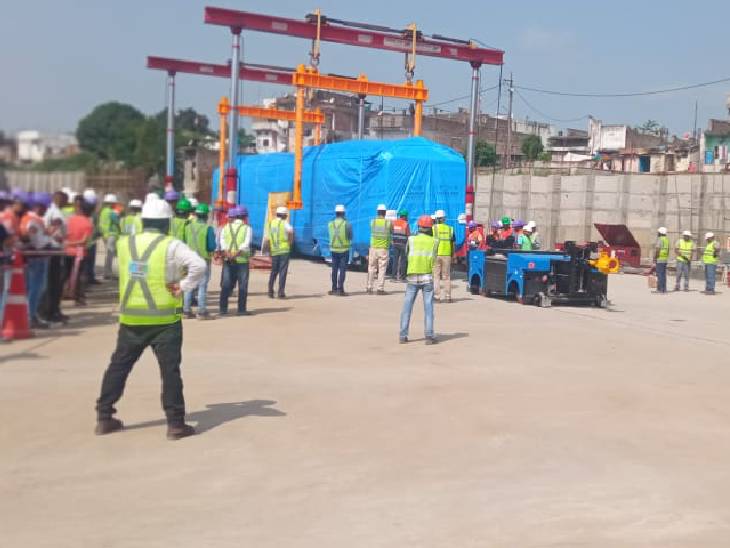 ट्रैक पर मेट्रो का कोच अनलोड किया गया।