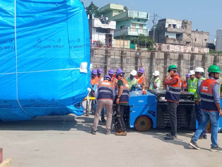 मेट्रो कोच को अनलोड करने के लिए भारी भरकम मशीनें लगाई गई हैं।