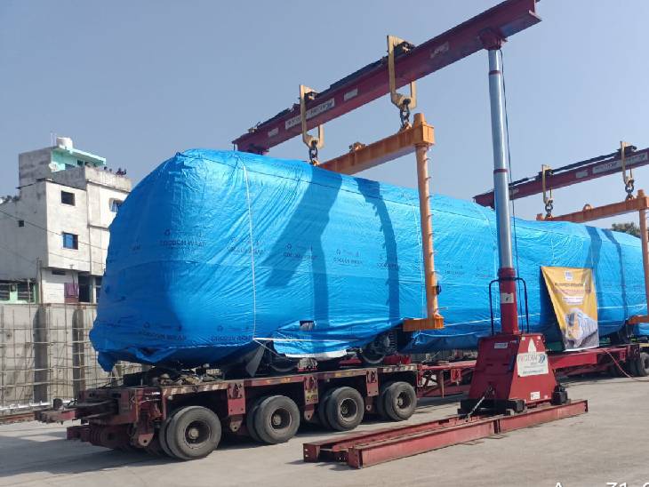 इसी ट्रॉले में मेट्रो का कोच रखकर लाया गया है।