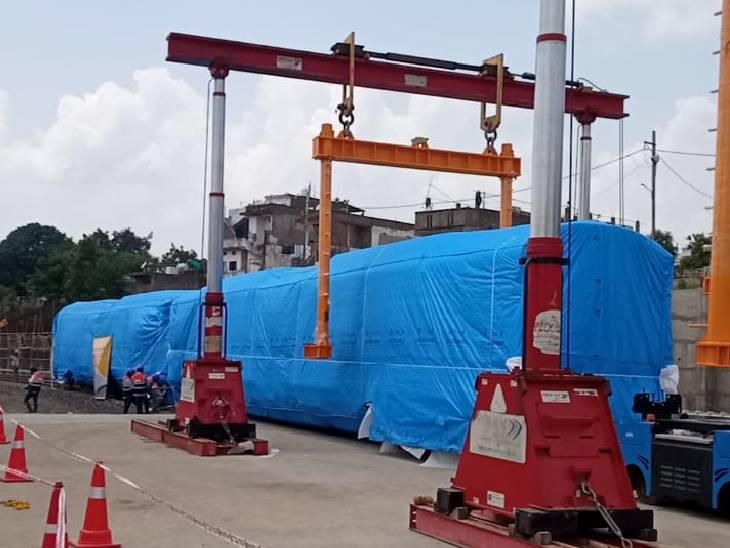 मेट्रो के दो कोच को आपस में जोड़ने का काम पूरा कर दिया है। कुछ ही देर में तीसरा कोच भी जोड़ दिया जाएगा।