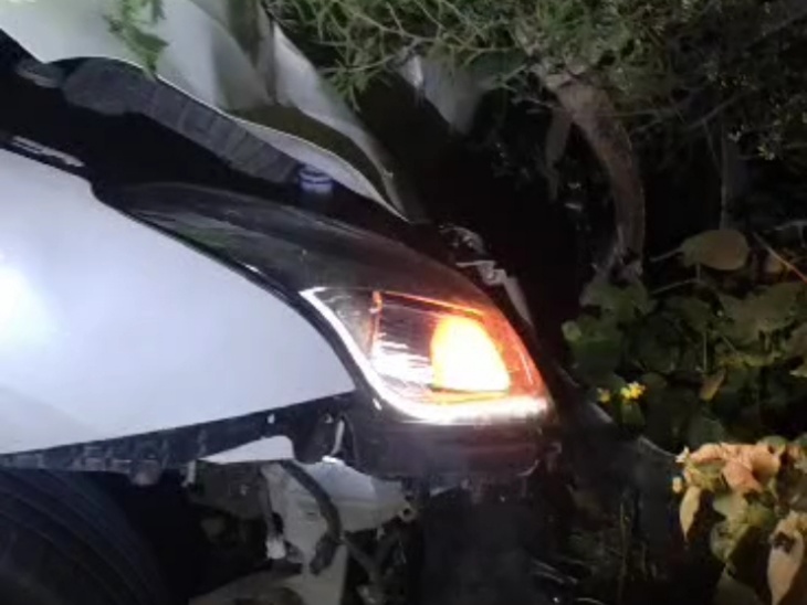 Speeding car collides with electric pole | बिजली के पोल से टकराई तेज ...
