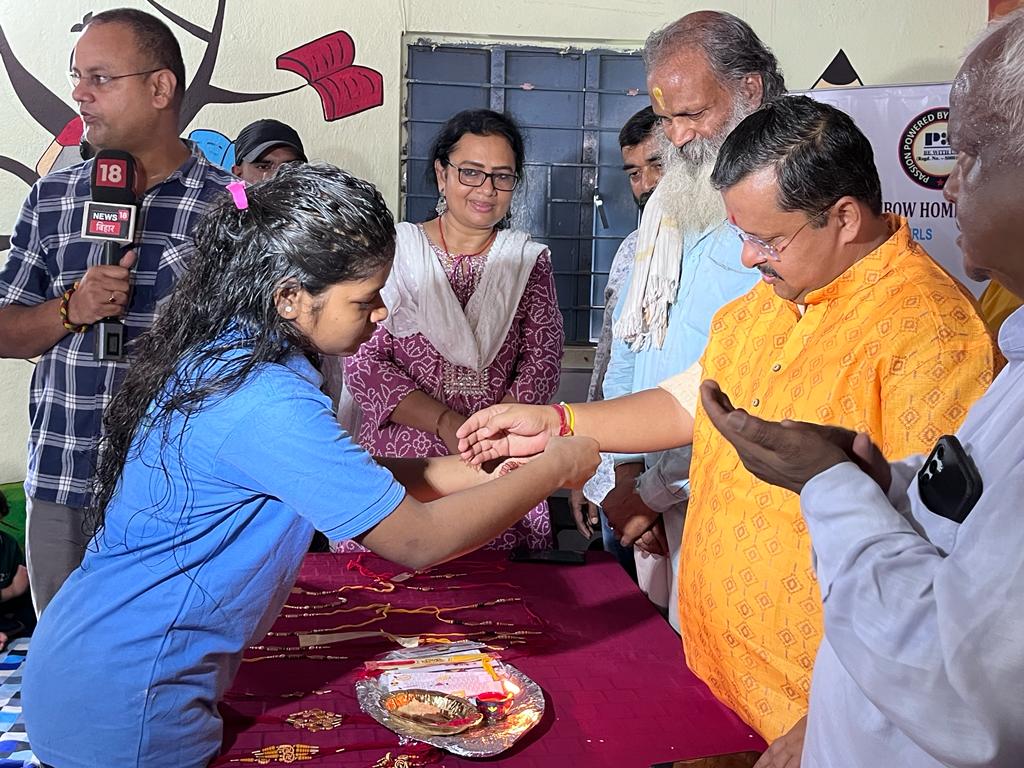 छात्राओं से राखी बंधवाने पहुंचे थे नितिन नवीन