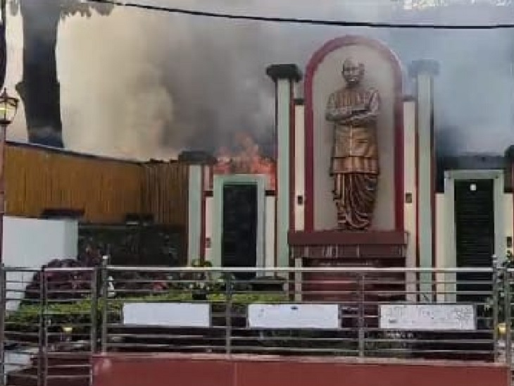 आग लगने के बाद पीछे पद्म श्री श्यामलाल चतुर्वेदी की प्रतिमा की तरफ आग व धुएं का गुबार उठने लगा था।