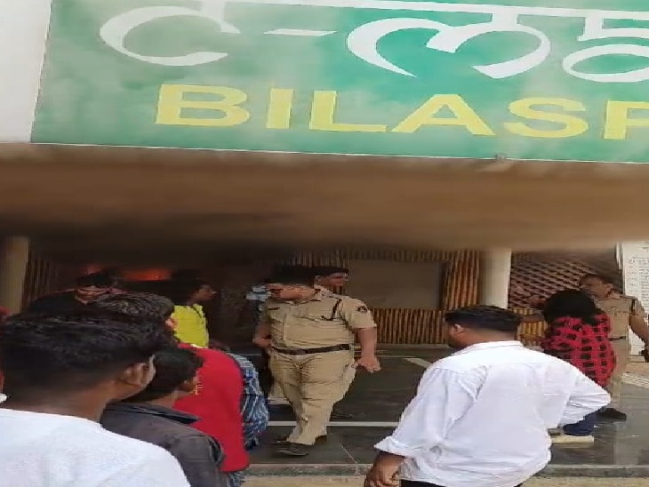 आग की खबर मिलते ही पहुंची पुलिस, फिर दमकल की मदद से आग को किया गया काबू।