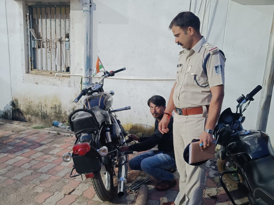 Loud vehicles stopped, silencer removed from 4 bullets, challan of Rs