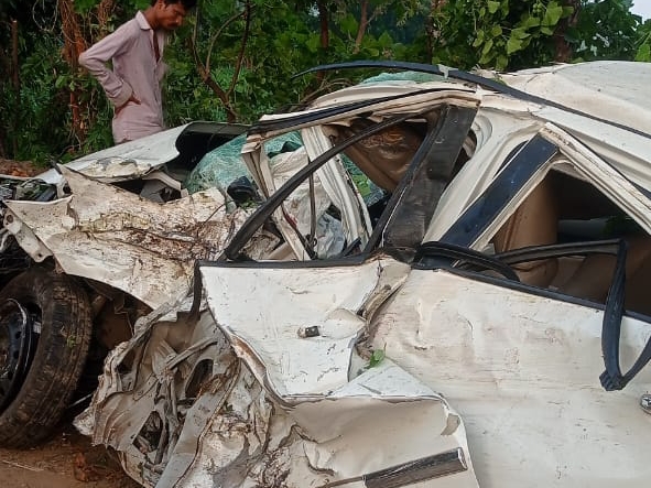 Car went out of control and collided with a tree | अनियंत्रित होकर पेड़ ...