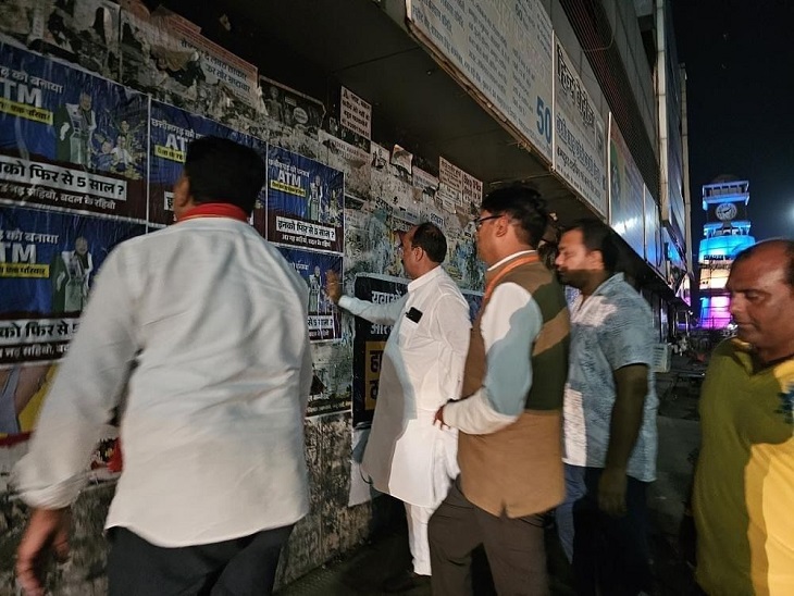 शहर में कई जगहों पर भी आरोप पत्र का पोस्टर चस्पा किया गया, साव और चौधरी पोस्टर लगाते हुए।