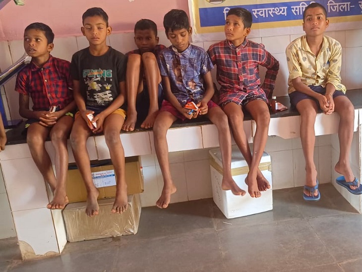 बीमार बच्चों को अस्पताल लाया गया।