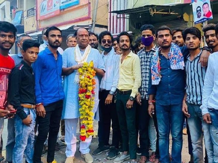 बदनावर में अपने समर्थकों के साथ भंवरसिंह शेखावत। वे पूर्व विधायक और अपेक्स बैंक के अध्यक्ष रह चुके हैं।