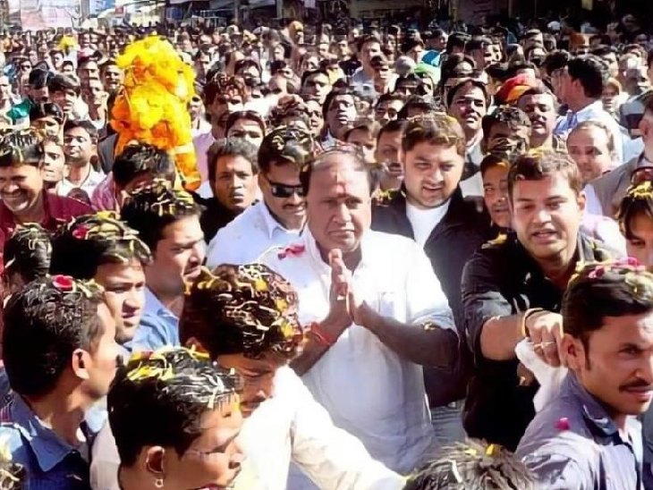 भंवरसिंह शेखावत अपने समर्थकों के साथ। वे कई दिन से भाजपा पार्टी से नाराज चल रहे थे, आखिर में उन्होंने कांग्रेस जॉइन कर ली।