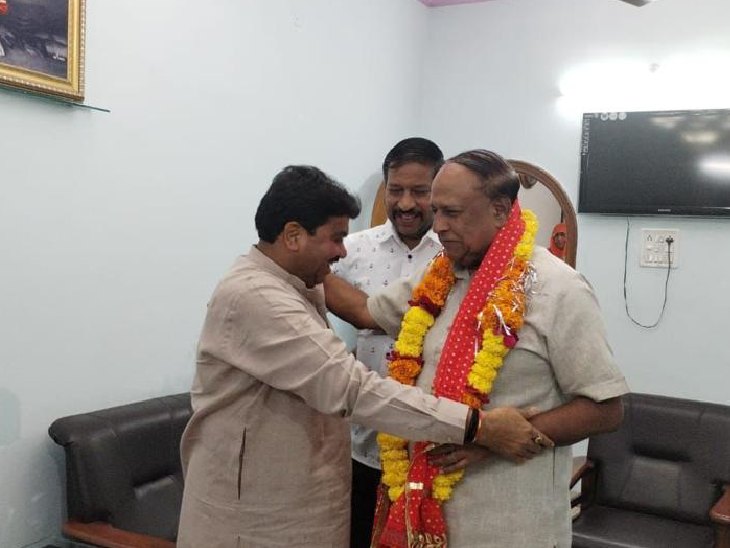 बात कुछ दिनों पहले की है जब पार्टी छोड़ने की अटकलों के बीच विधायक संजय शुक्ला कांग्रेस का मैसेज लेकर शेखावत के पास पहुंचे थे। यह पिछले महीने की तस्वीर है।