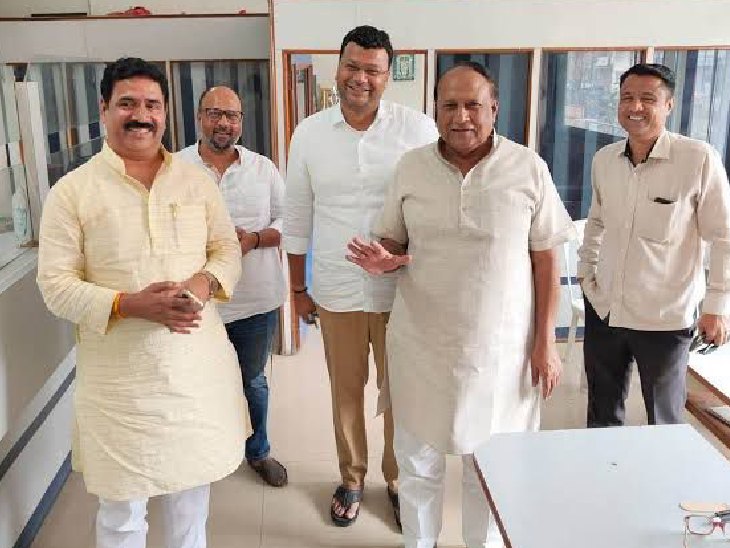 पिछले दिनों जब शेखावत के कांग्रेस में शामिल होने की बात सामने आई तब नगर अध्यक्ष गौरव रणदिवे और IDA अध्यक्ष जयपाल सिंह चावड़ा शेखावत से मिलने पहुंचे थे