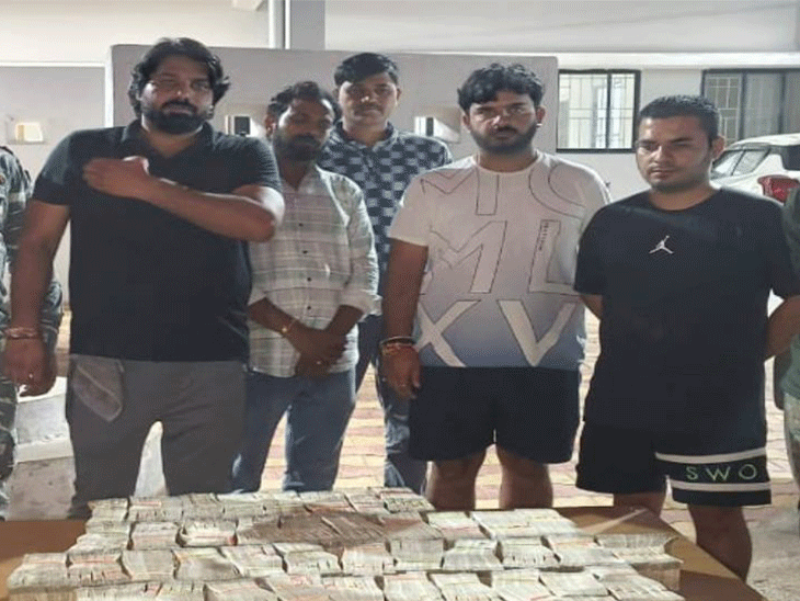 1 करोड़ रुपए के साथ 4 आरोपियों को पुलिस ने गिरफ्तार कर लिया है। - Dainik Bhaskar