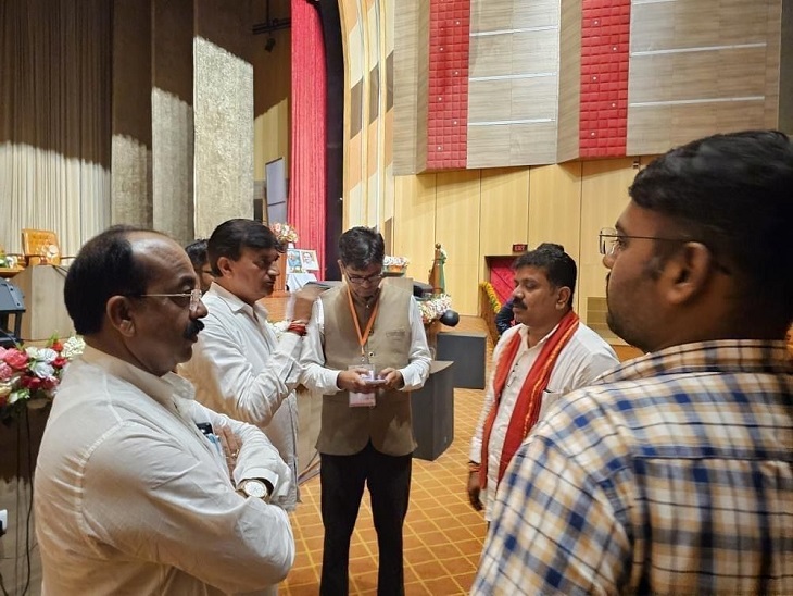 अरुण साव, ओपी चौधरी तैयारियों का जायजा लेते हुए।