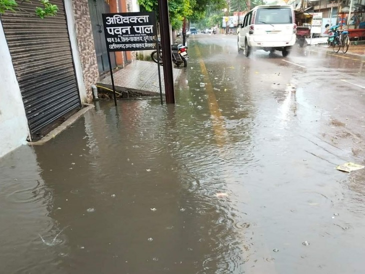 इस तरह सड़कों और नालियों में भरा पानी