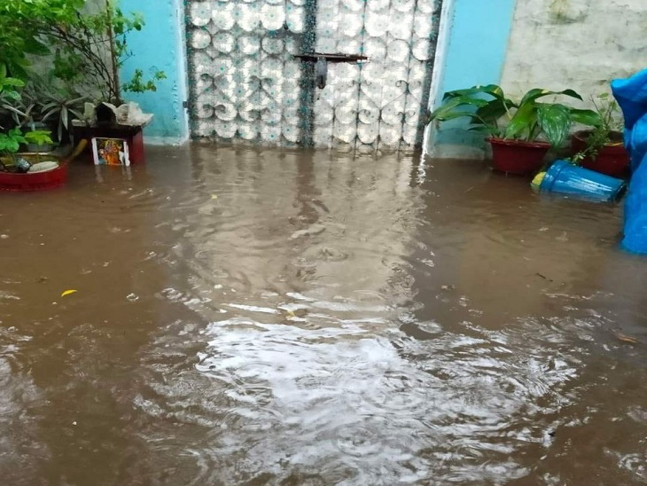 घरों को मुख्य द्वारा पानी से लबालब लोग परेशान