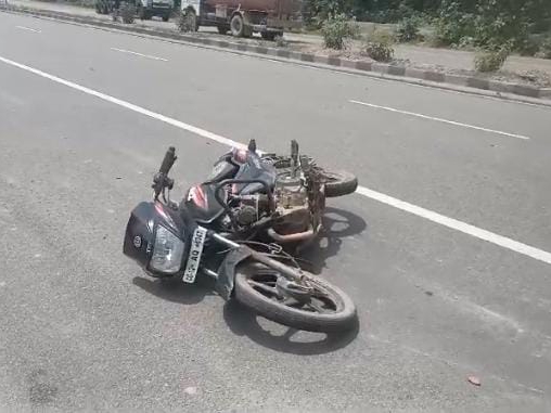 पाली थाने में पदस्थ SI ईश्वर राजपूत ने बताया कि कार ने बाइक को जबरदस्त टक्कर मारी है, जिसमें व्यक्ति की मौत हो गई।