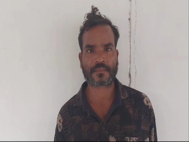 पुरानी रंजिश में आरोपी राजकुमार खूंटे ने व्यक्ति की कुल्हाड़ी मारकर हत्या कर दी।