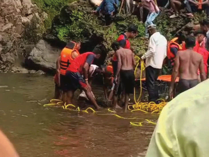 रानीदहरा जलप्रपात में पिकनिक मनाने गए दो दोस्तों की डूबकर मौत हो गई है। - Dainik Bhaskar
