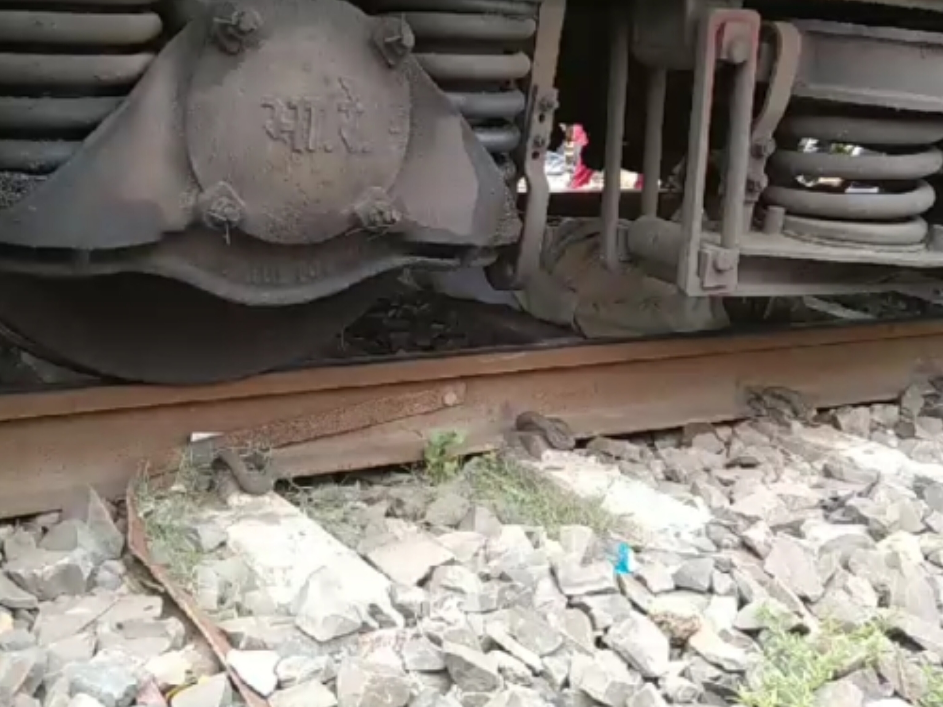 Old man jumps in front of train in Muzaffarpur मुजफ्फरपुर में ट्रेन के सामने बुजुर्ग ने लगाई