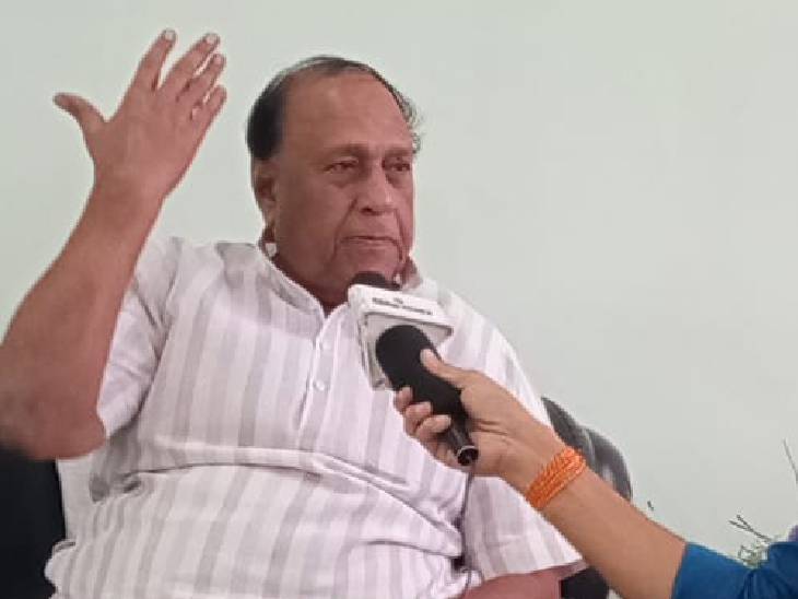 भंवर सिंह शेखावत के बीजेपी छोड़कर कांग्रेस में जाने की वजह को लेकर पार्टी में अलग-अलग चर्चाएं हैं। राजनीति के जानकारों का मानना है कि शेखावत के भाजपा छोड़ने का कारण भाजपा नेता राजेश अग्रवाल हो सकते हैं। अग्रवाल ने 2018 का चुनाव बदनावर से निर्दलीय लड़ा था।