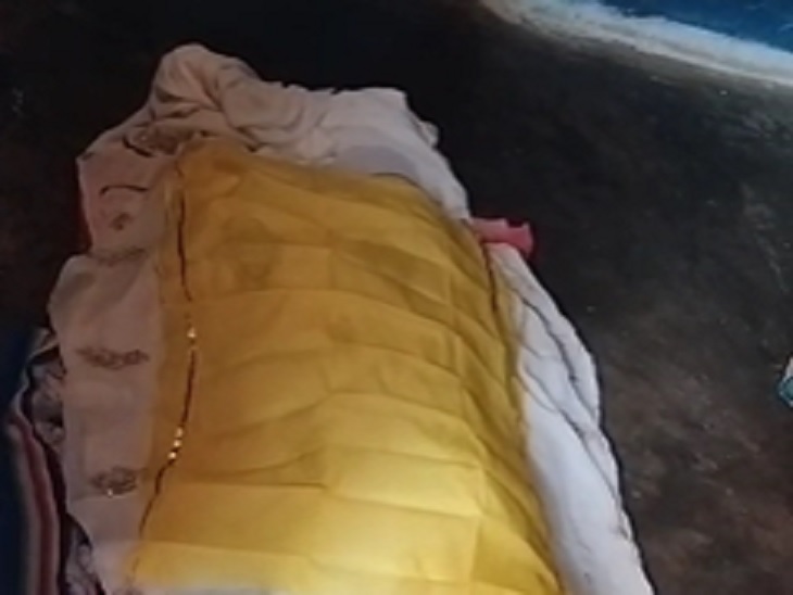 घर में महिला का शव पीएम के लिए भेजा गया