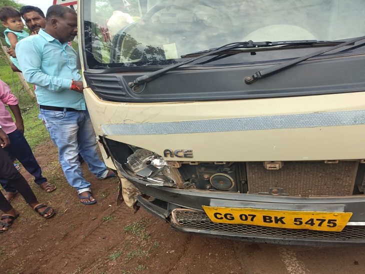 दुर्घटना स्थल पर खड़ा टाटा एस वाहन, व मौजूद भीड़