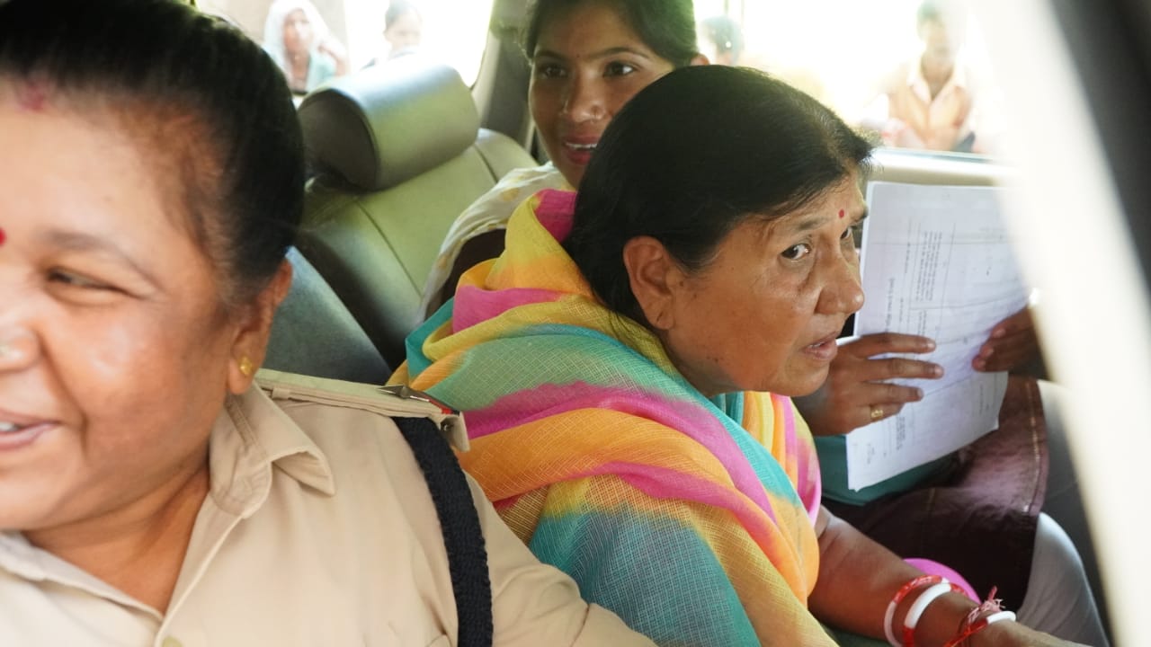 पुलिस ने गबन मामले को लेकर आरोपी राहुल की मां वीणा शर्मा को भी अजमेर से गिरफ्तार किया है।