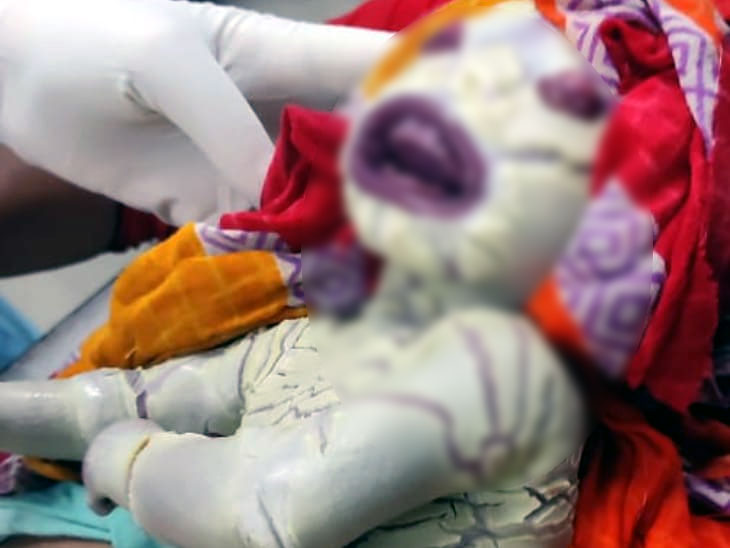 बच्चे को देखने दूर -दूर से लोग पहुंच रहे हैं।