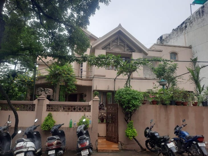 डॉ दल्ला के देवेन्द्र नगर स्थित निवास में ED की टीम पहुंची है।