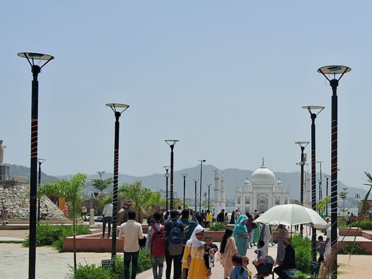 अजमेर में भी मौसम साफ रहा। पर्यटन स्थल पर पहुंचे लोग गर्मी के कारण परेशान हुए।